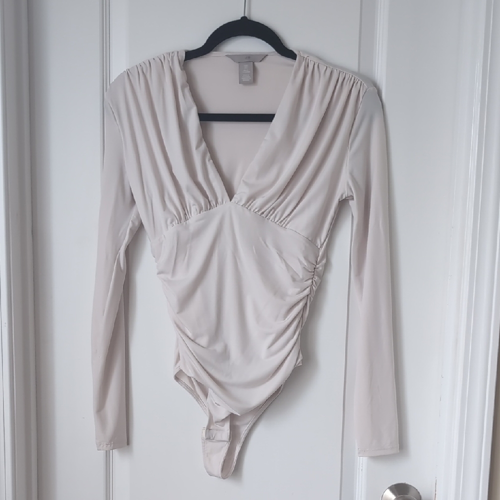 H&M Cream Long-Sleeve V-Neck Ruched Bodysuit